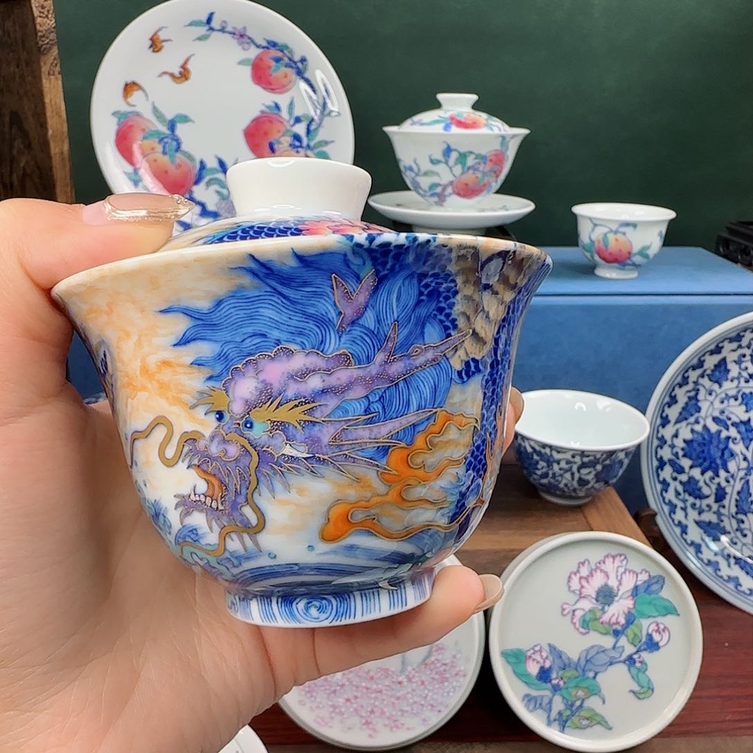 山**风景德镇青花斗彩龙盖碗