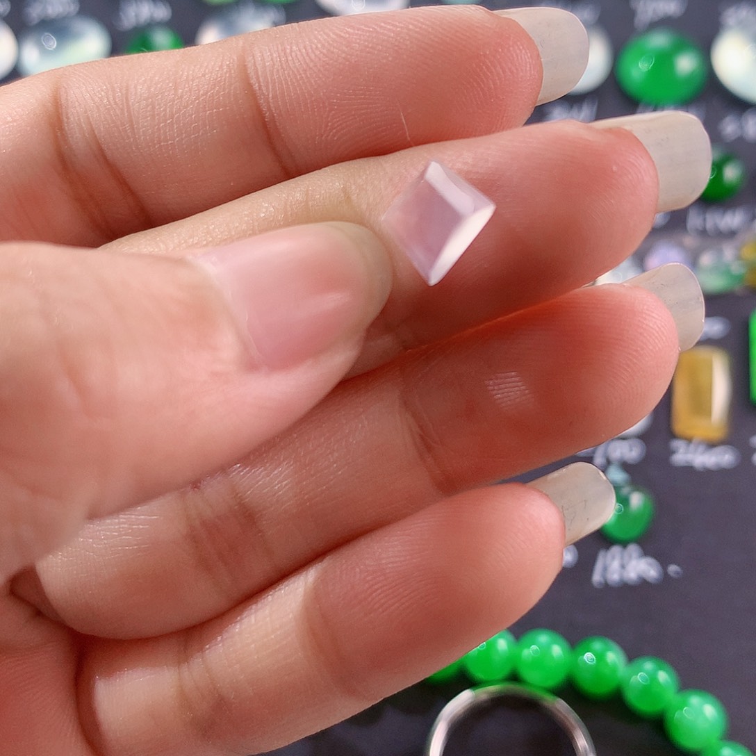 【闪购商品】翡翠颈饰未镶嵌切割