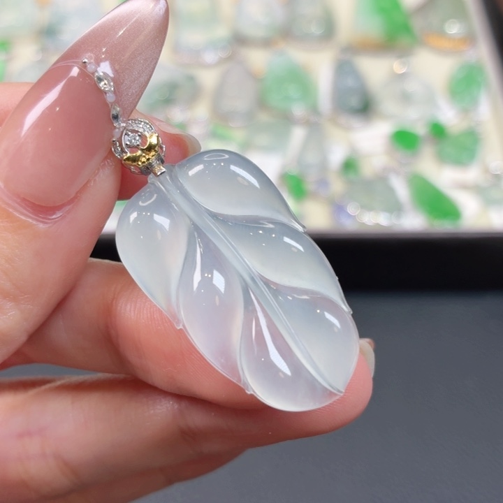 颈饰18K金镶嵌翡翠