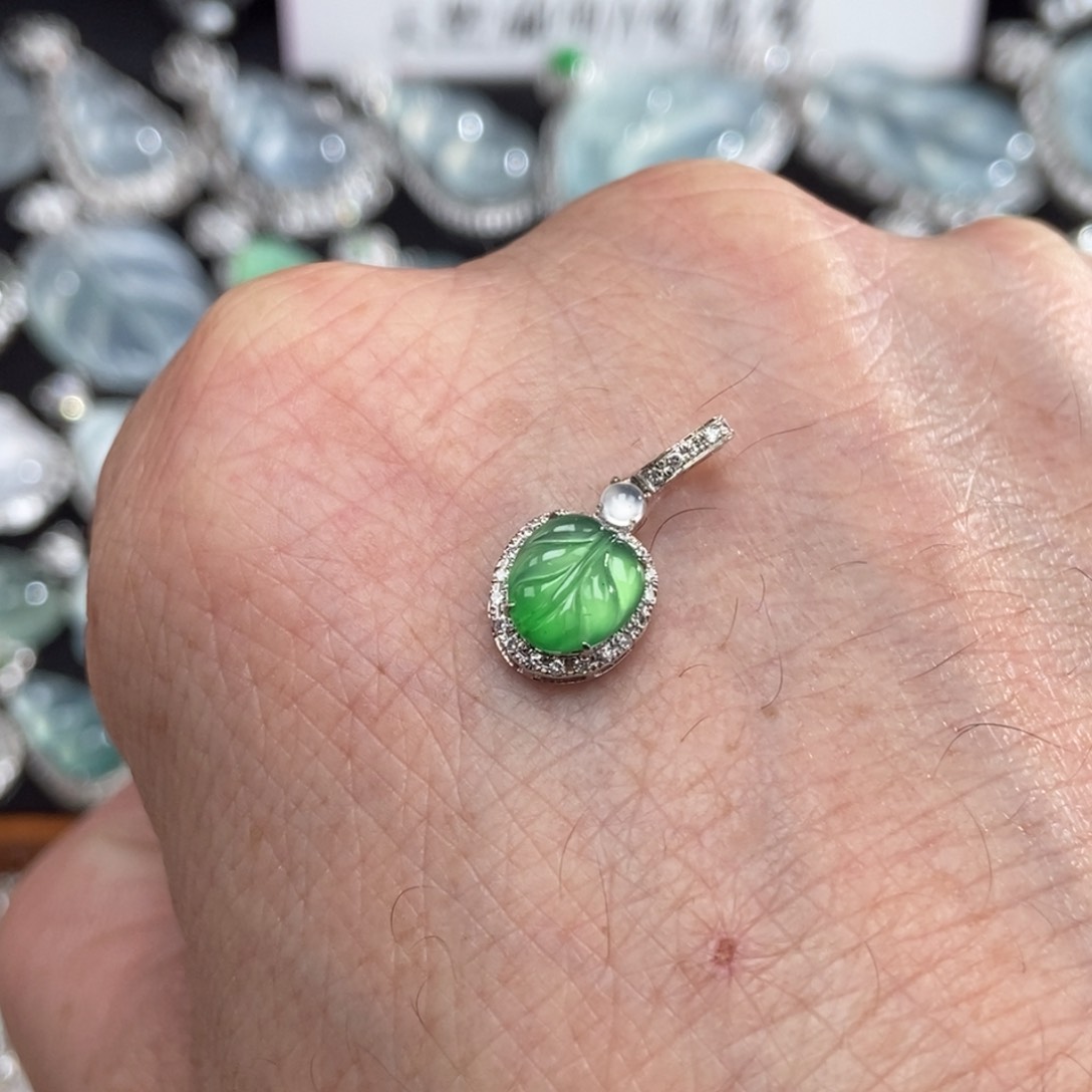 颈饰18K金镶嵌翡翠叶子