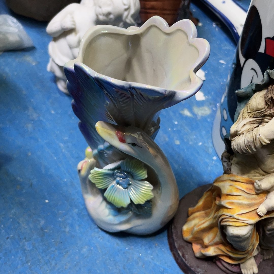 摆件  磕碰。瑕疵。