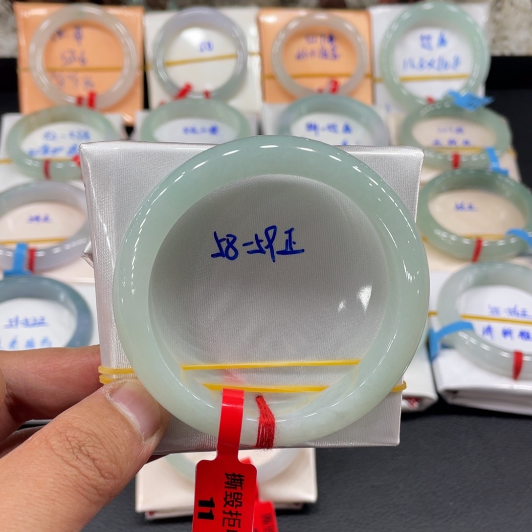 翡翠手镯未镶嵌缅甸翡翠