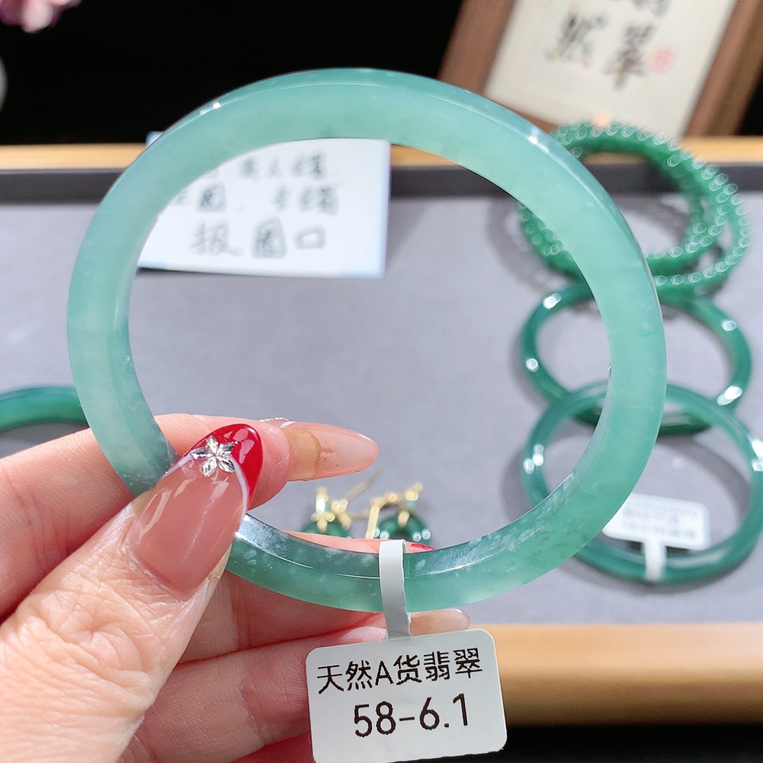 翡翠手镯（圆镯）未镶嵌
