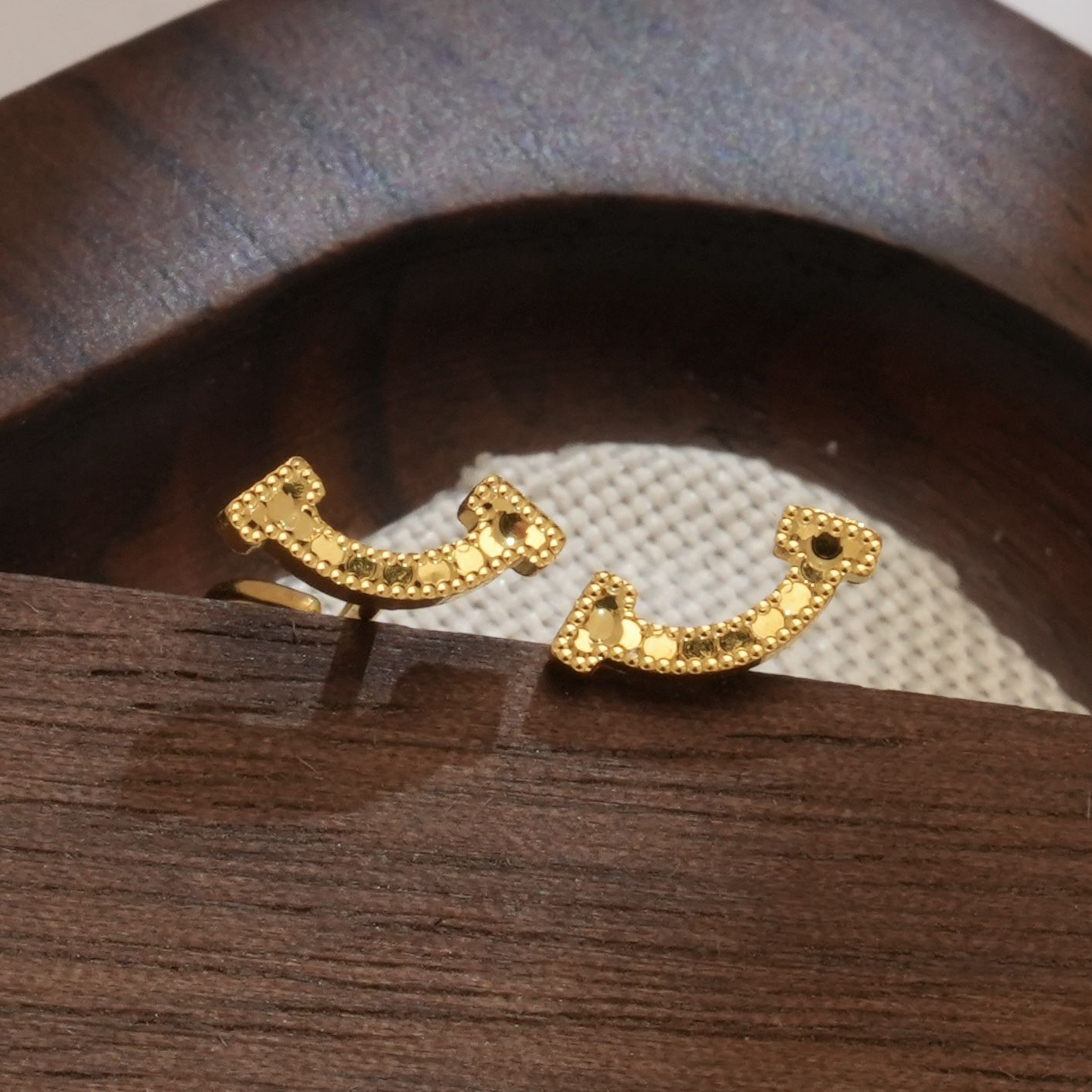 江江-E【鱼鳞微笑弯钩耳钉】-足金999精工耳饰