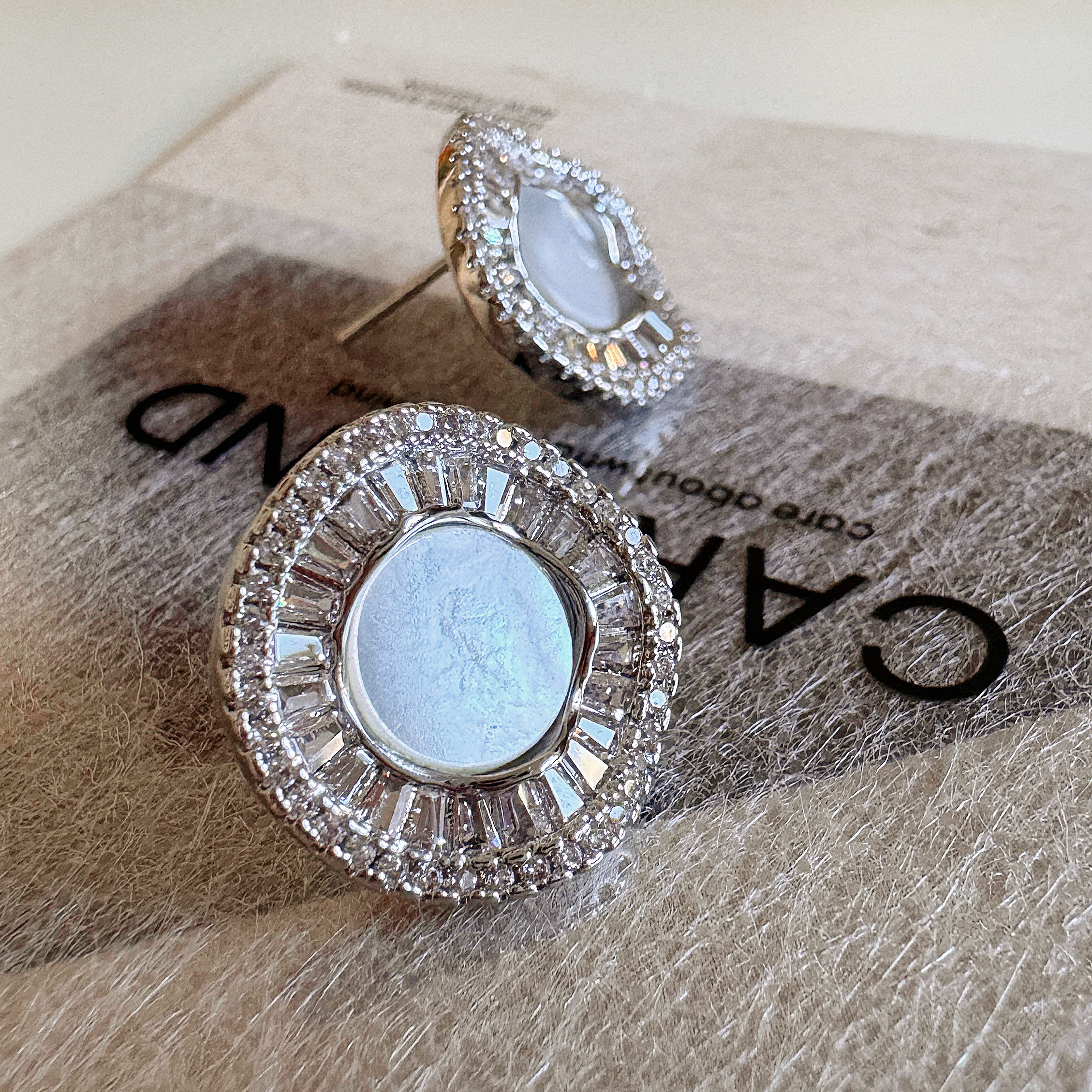 铜合金锆石耳饰 爆闪锆石圆形耳钉 气质高级小众设计感耳饰