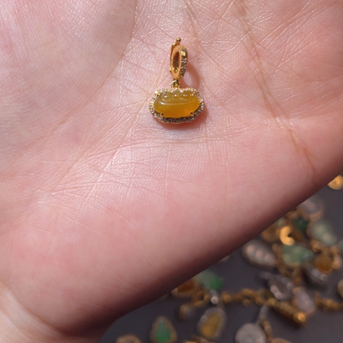 【闪购商品】颈饰18K金镶嵌翡翠敉*