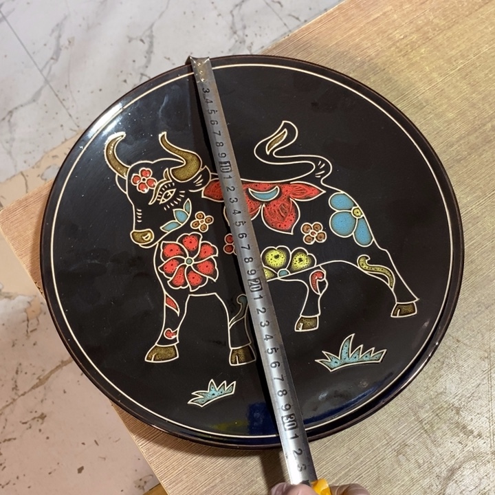 瓷片黑刻填彩牛赏盘