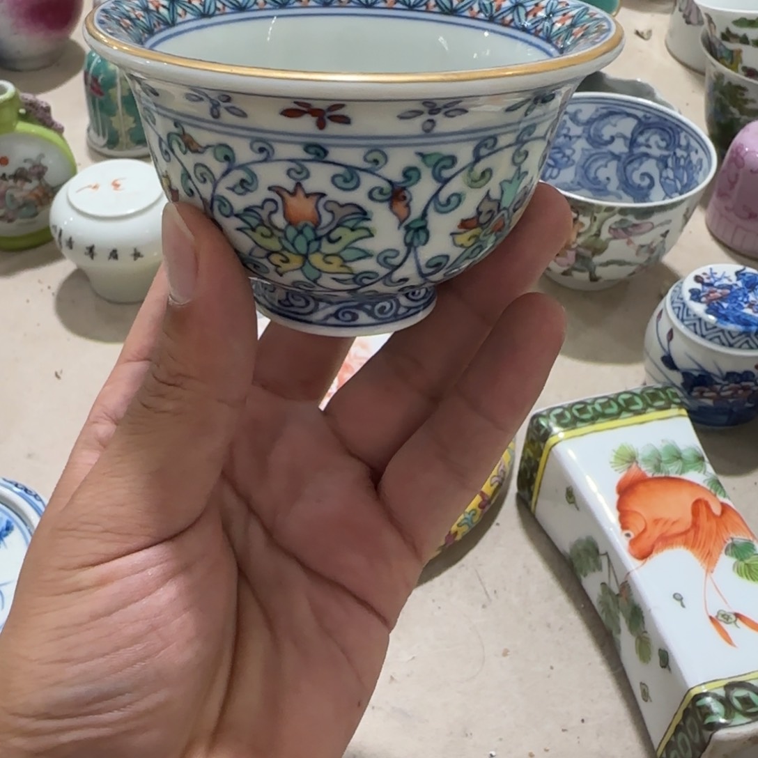 瓷片瓷器上用白泥雕刻图案并