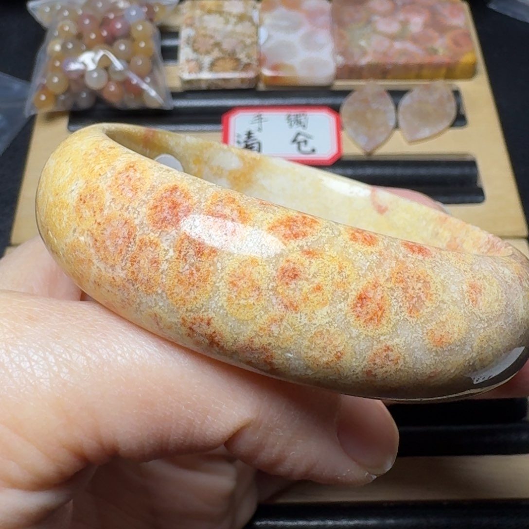 硅化玉58彩皮沙沙 可盘，有点骨骼未镶嵌