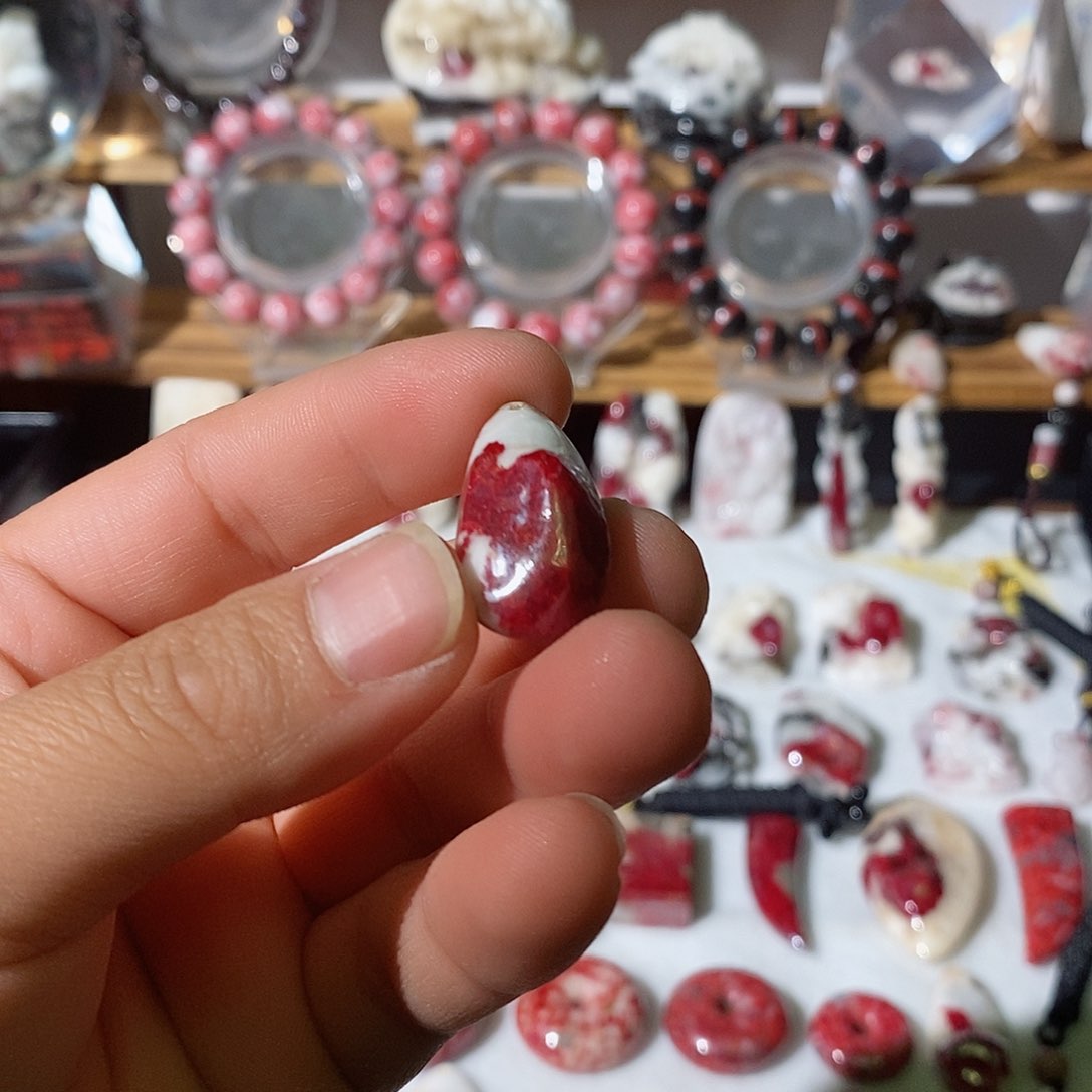 天然辰砂原石晶体吊坠