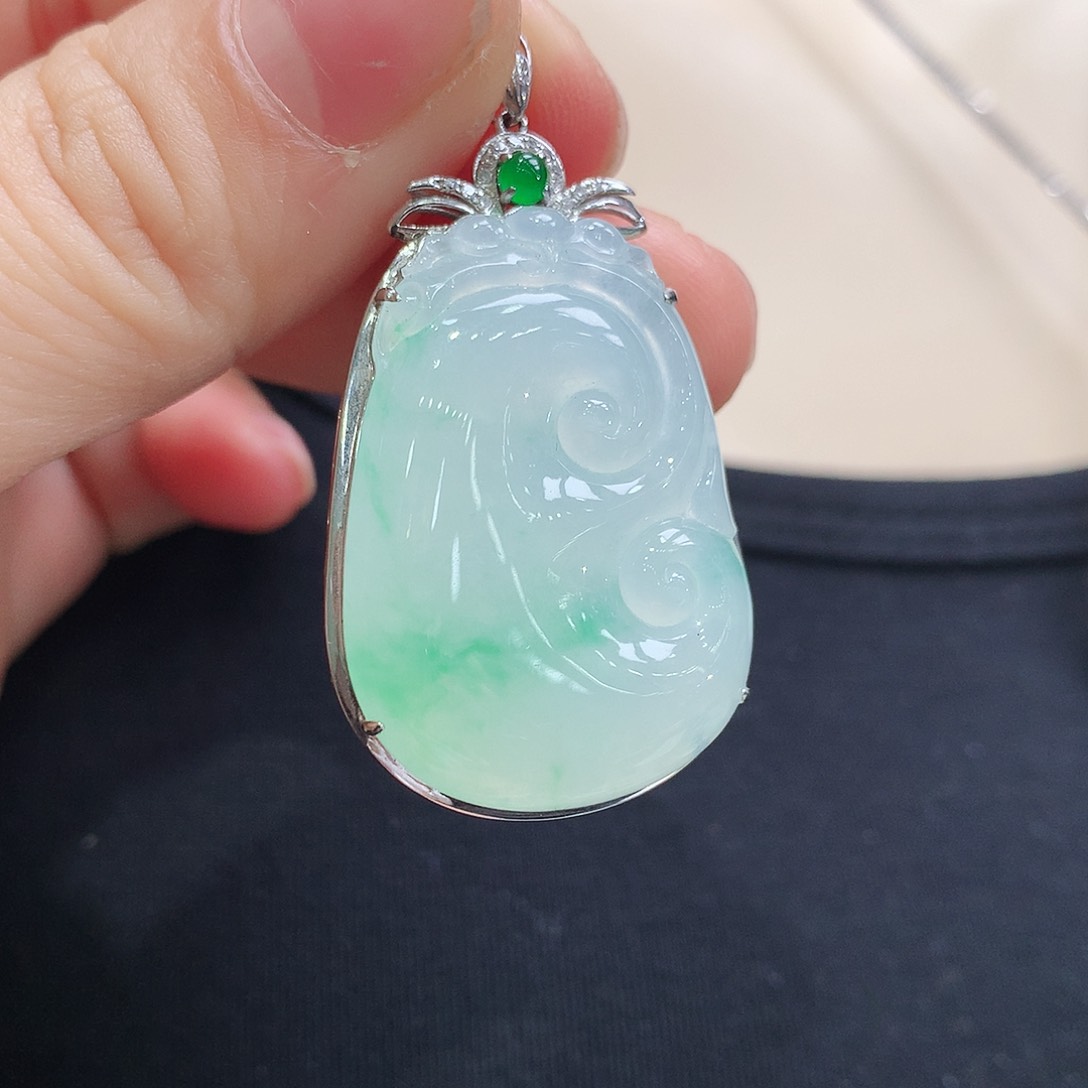 翡翠颈饰18K金镶嵌如意