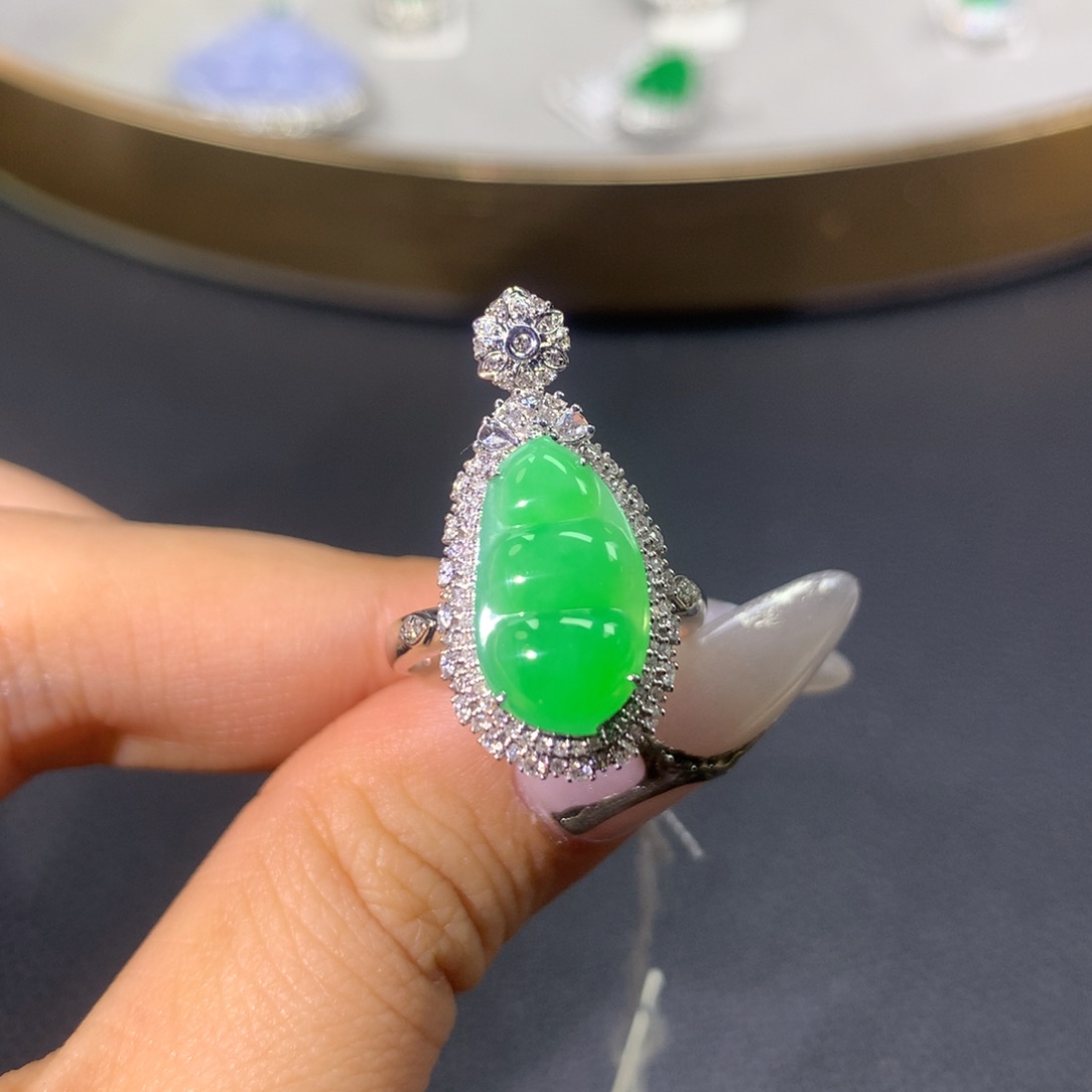 翡翠戒指18K金镶嵌翡翠