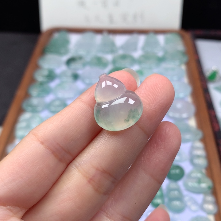 颈饰未镶嵌翡翠冰种飘花葫芦