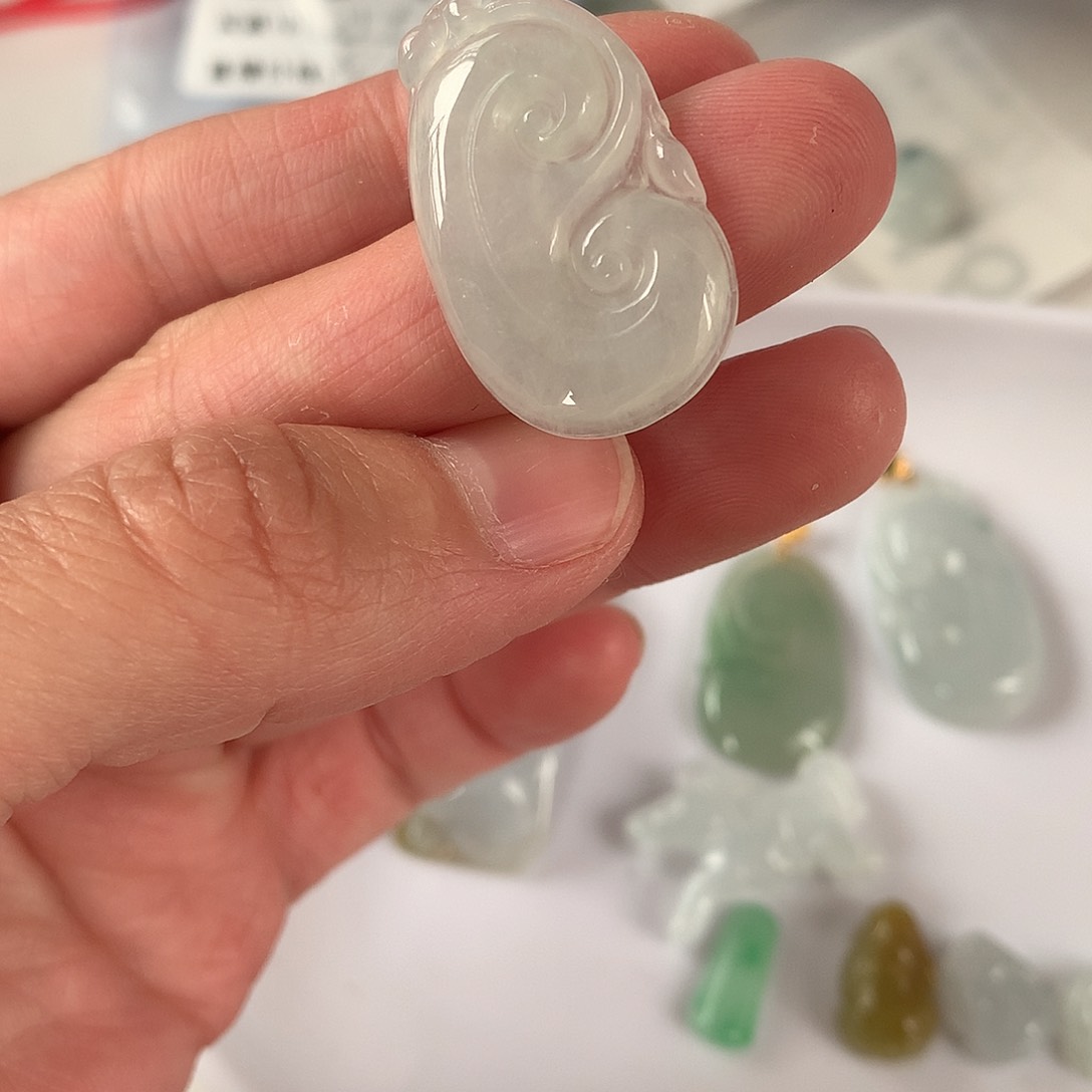 翡翠颈饰未镶嵌如意