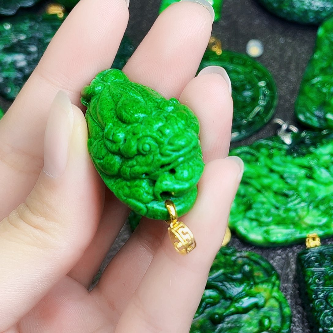 颈饰18K金镶嵌翡翠多样性