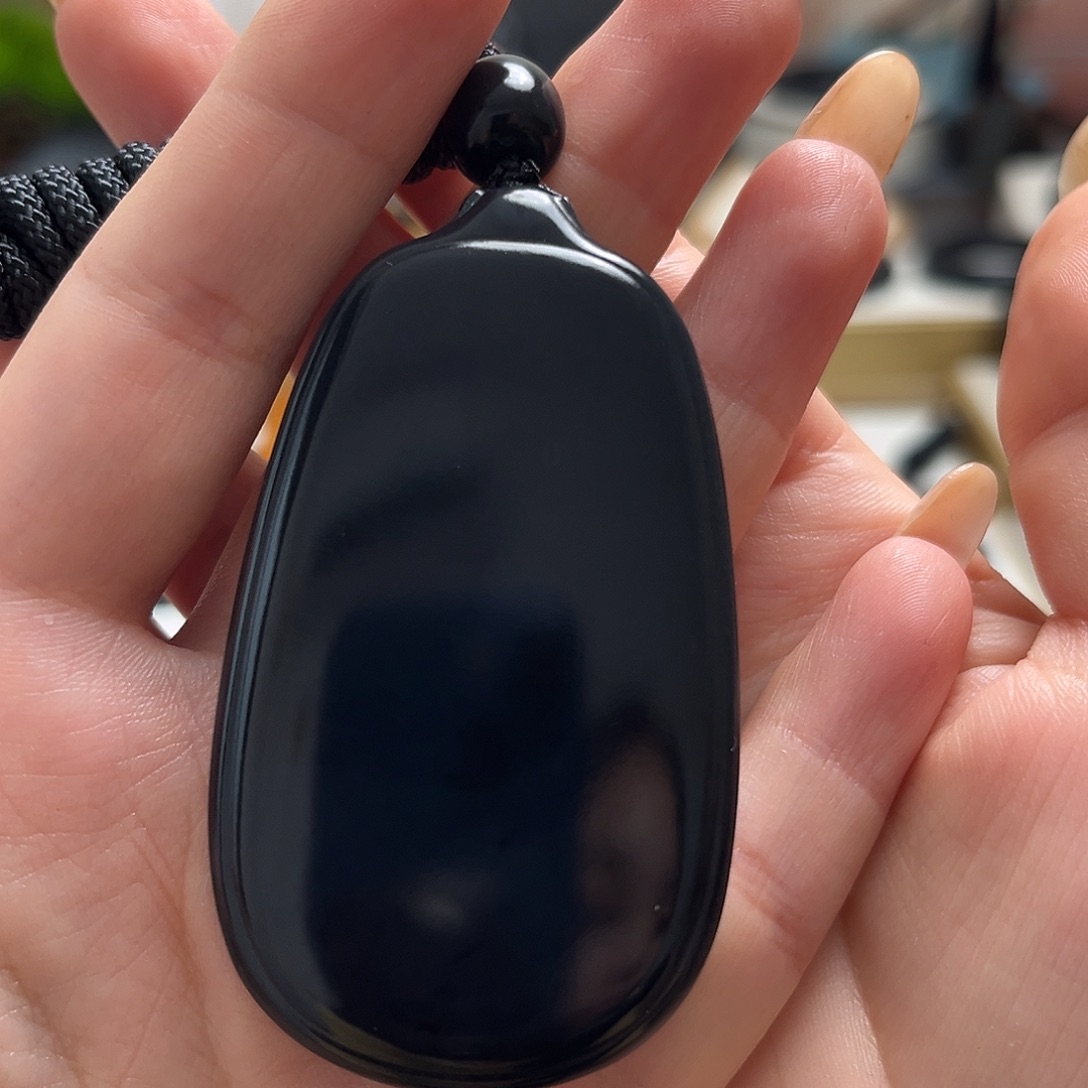 勿***丶颈饰未镶嵌和田玉（墨玉）面包羊脂