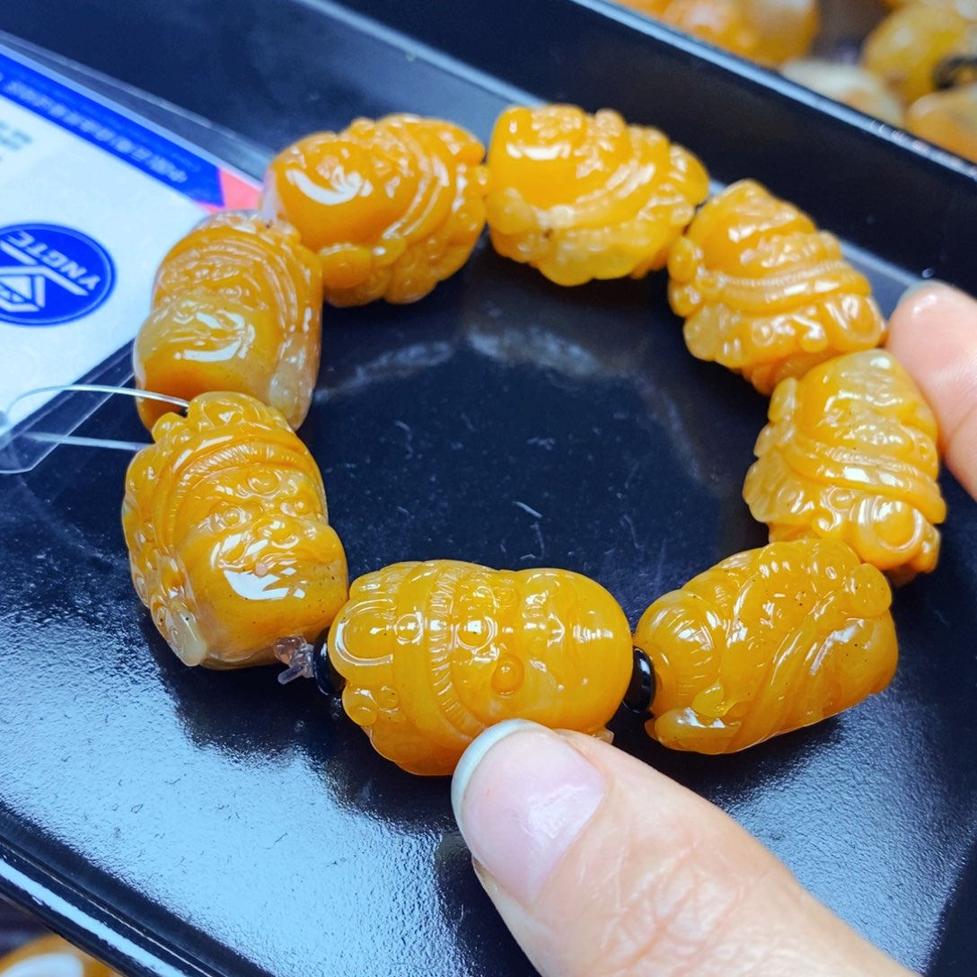 未镶嵌石英质玉（黄龙玉）颈饰