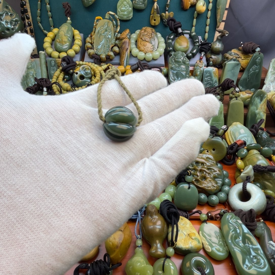 岫岩老玉（透闪石质玉）未镶嵌颈饰