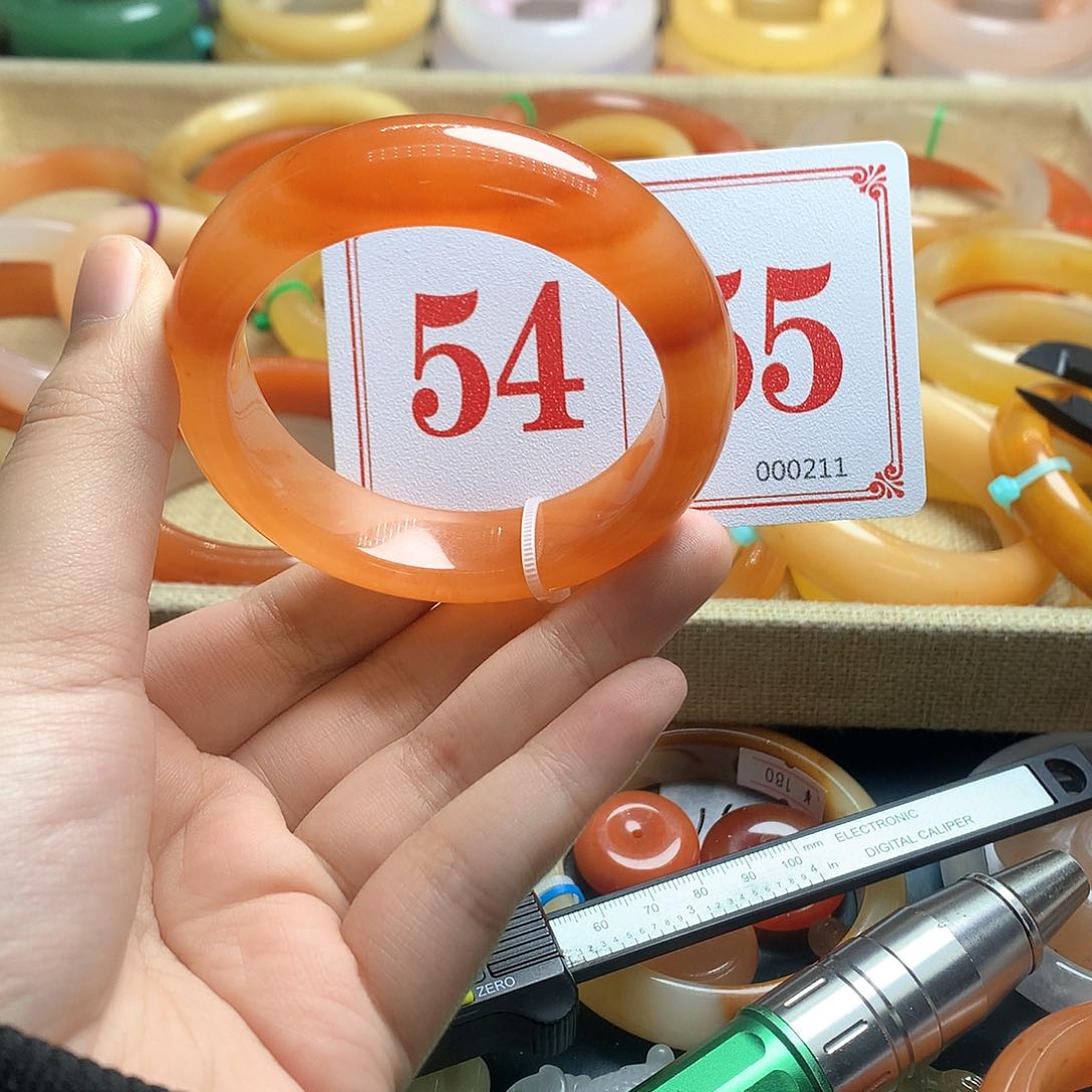 未镶嵌石英质玉（黄龙玉）手镯妹*慢