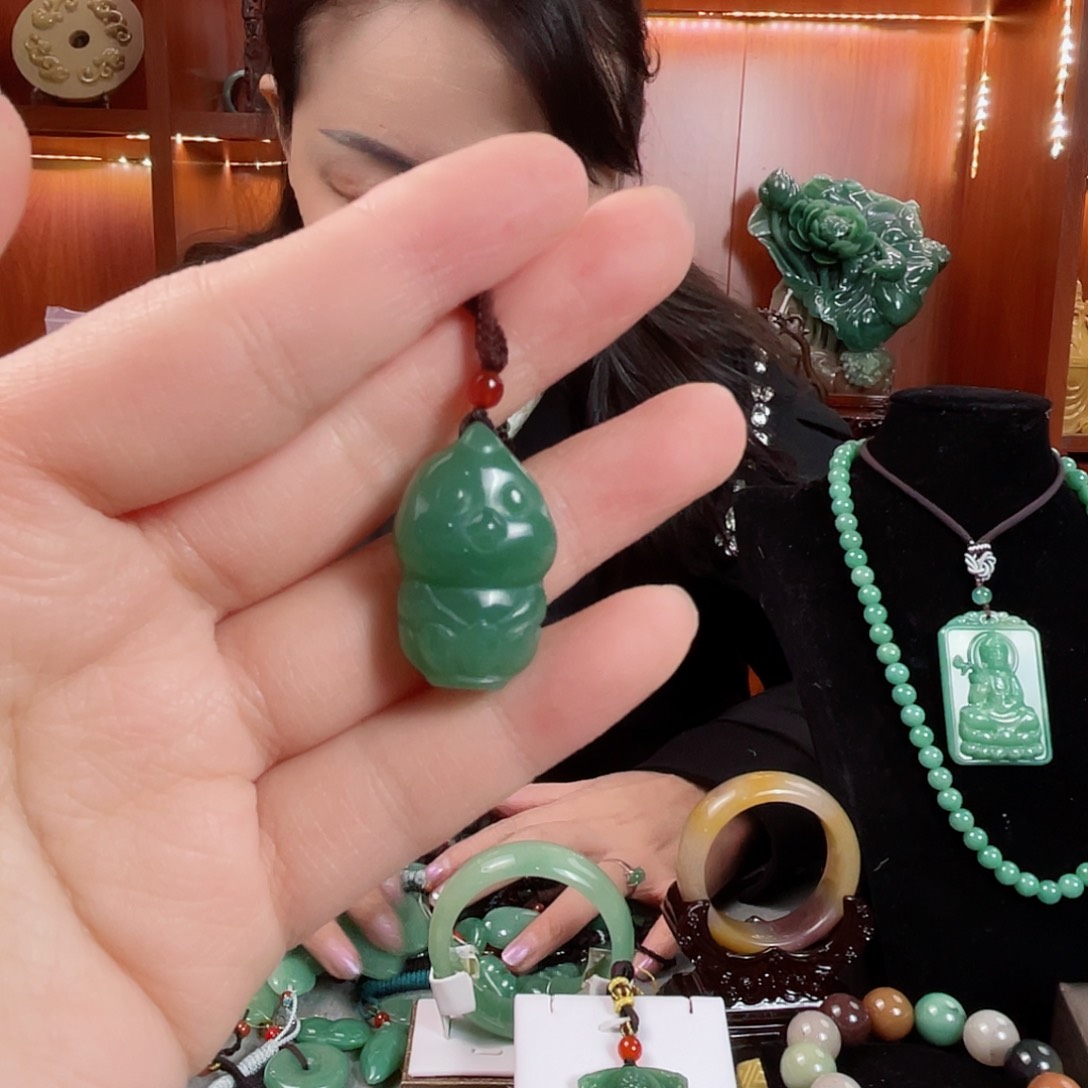 密玉（石英质玉）颈饰未镶嵌