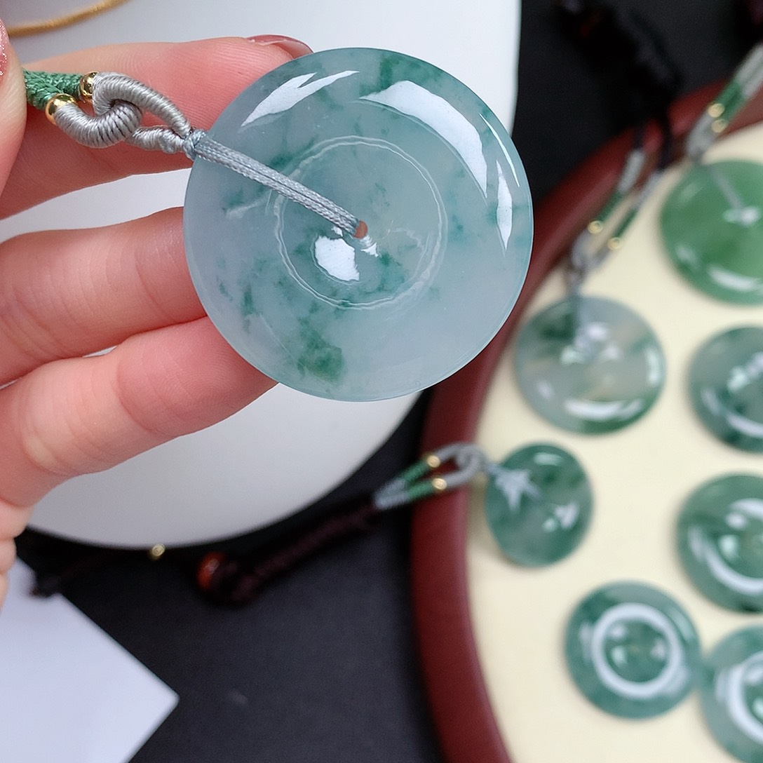 翡翠颈饰未镶嵌一**念平安扣