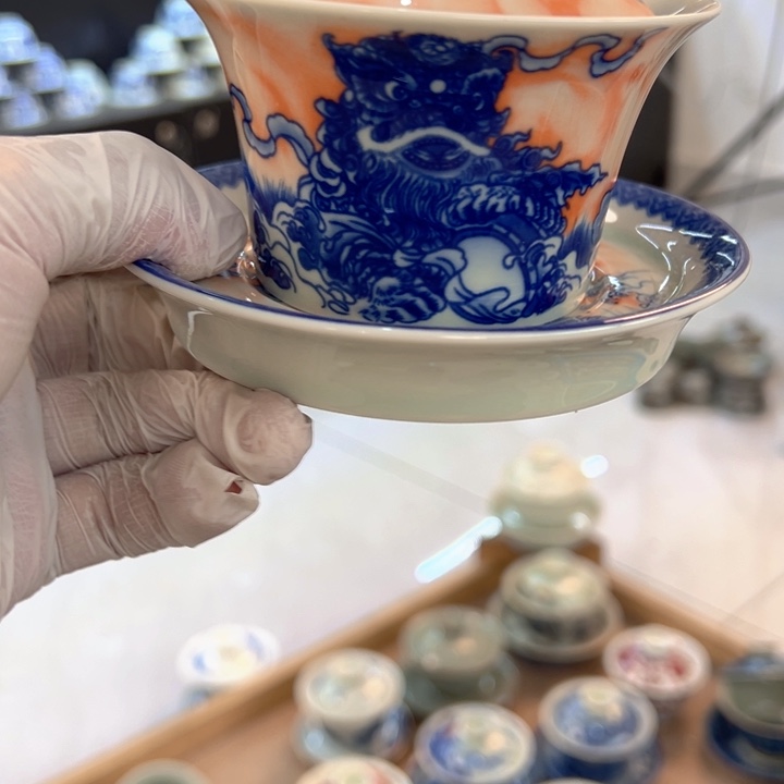 瓷片白青花泛红醒狮马蹄盖碗