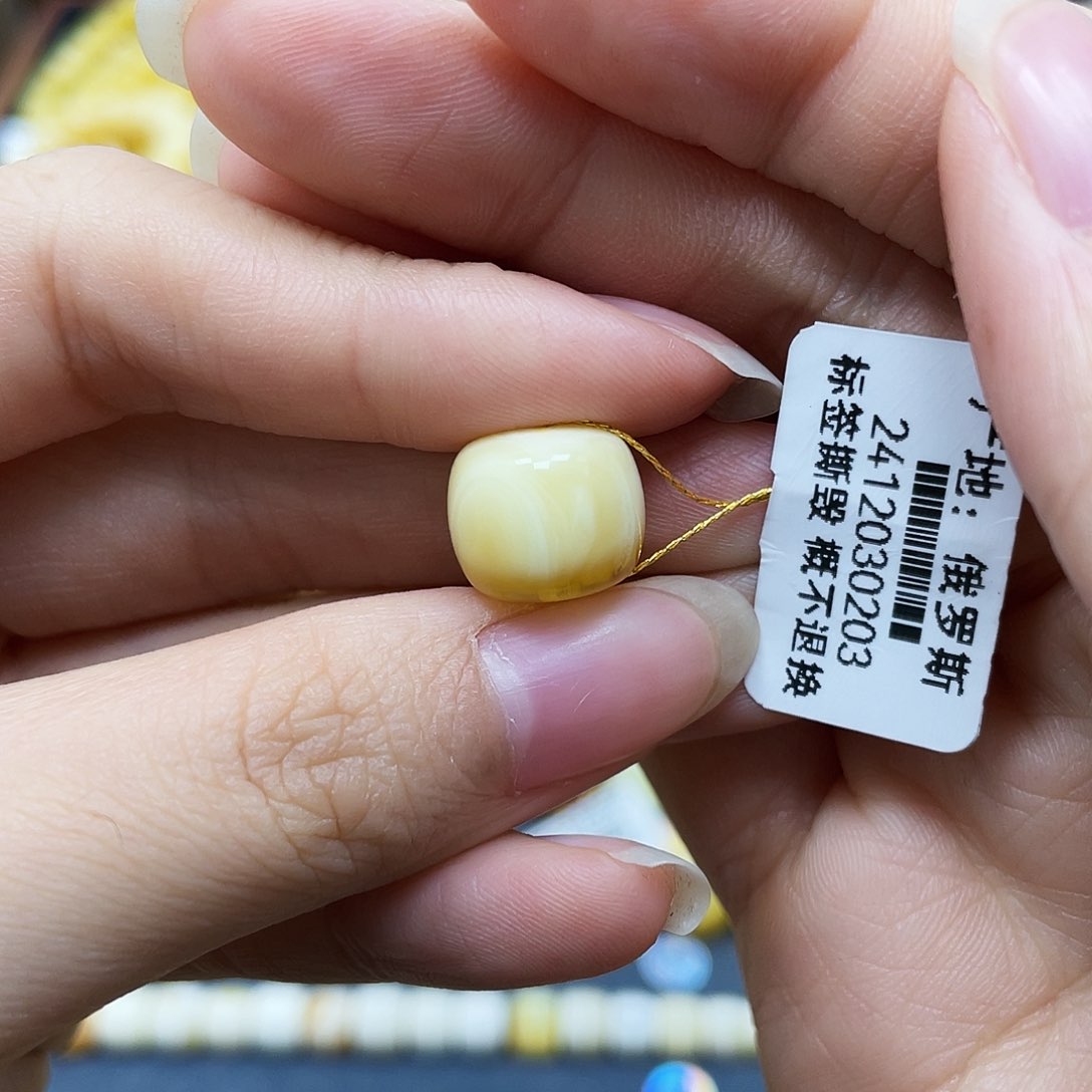 蜜蜡裸石未镶嵌沁色老型12.3✖️10.8mm