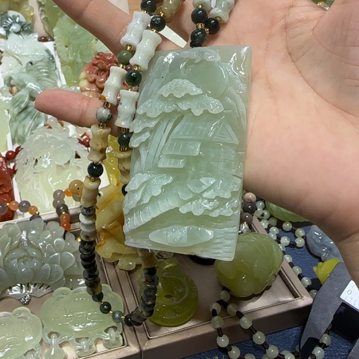 蛇纹石玉吊坠未镶嵌