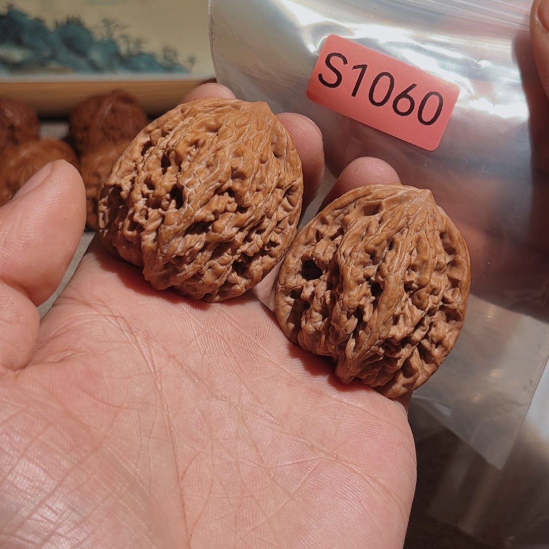 文玩核桃吊坠虎头