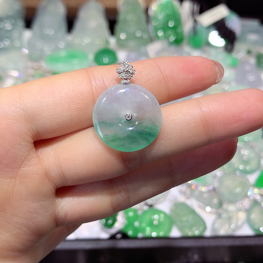 翡翠18K金镶嵌颈饰扣