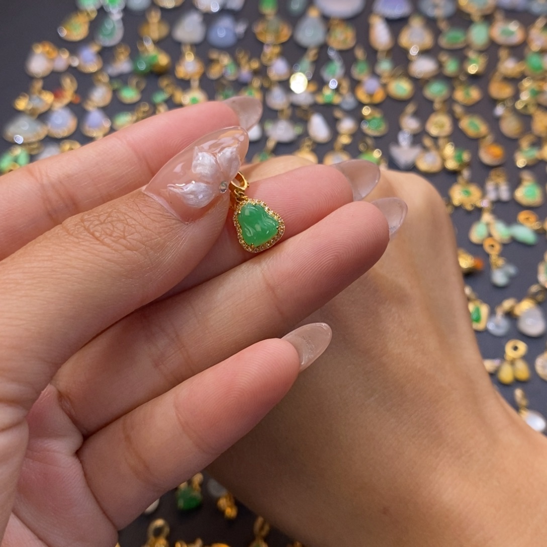 釆***钰翡翠18K金镶嵌颈饰