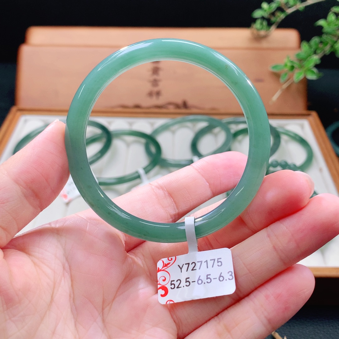 未镶嵌手镯（圆镯）翡翠