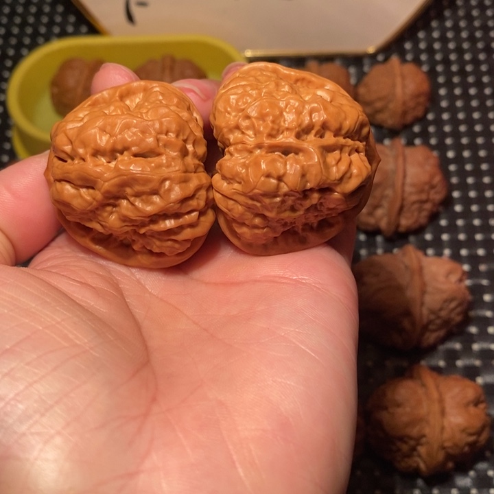 文玩核桃把件开背超大腿鱼籽纹