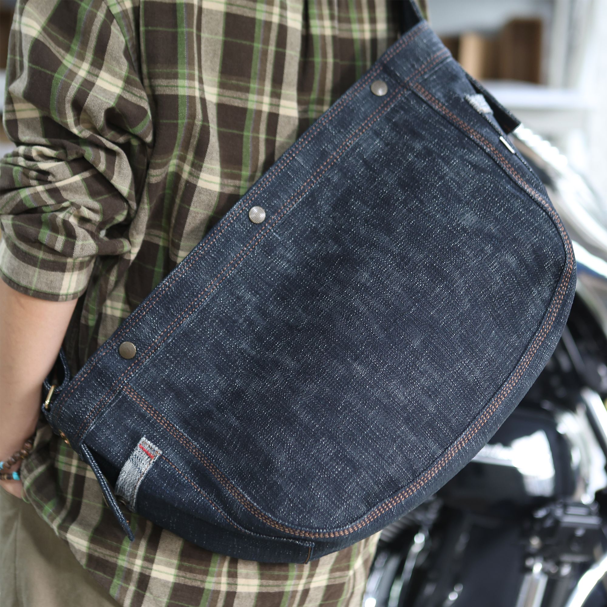 方向皮具/新款手工皮具经典重磅手捻纱报童斜挎包单肩包男包