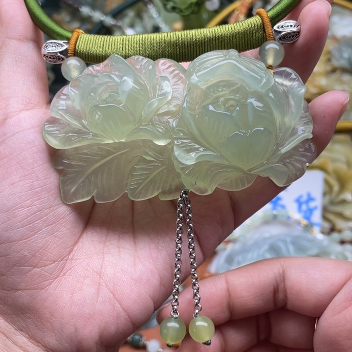 蛇纹石玉吊坠合金