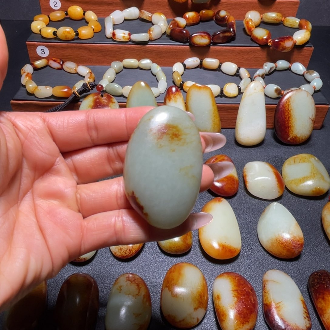 颈饰未镶嵌和田玉?