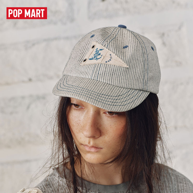 泡泡玛特Hirono Living Wild-海极之歌领航旗帜条纹短檐帽潮流