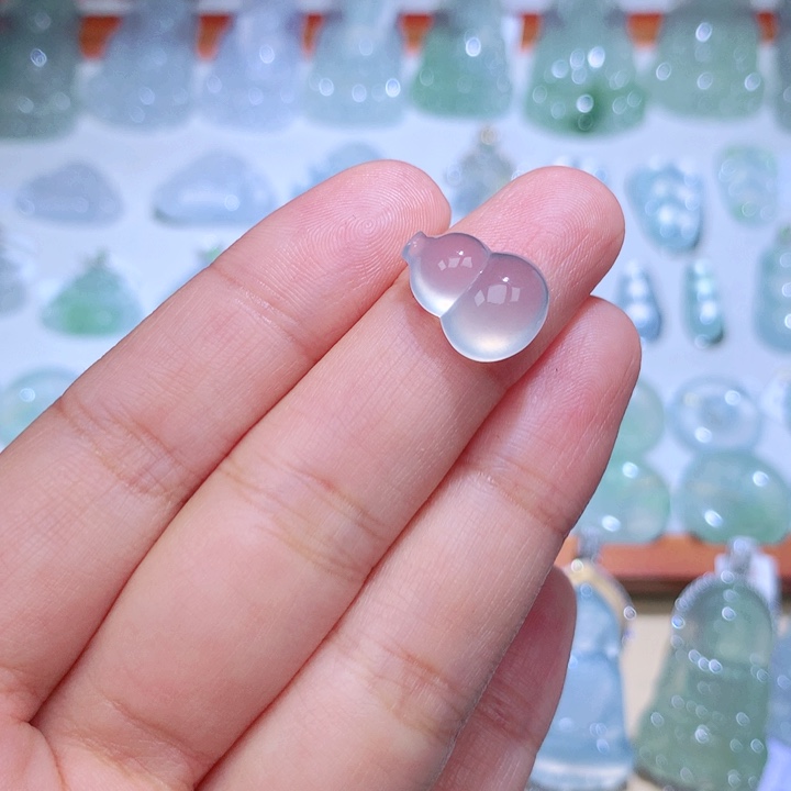 翡翠未镶嵌颈饰葫芦