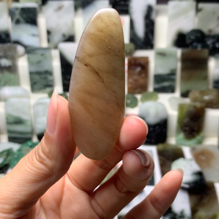 冯***彩独山玉未镶嵌颈饰