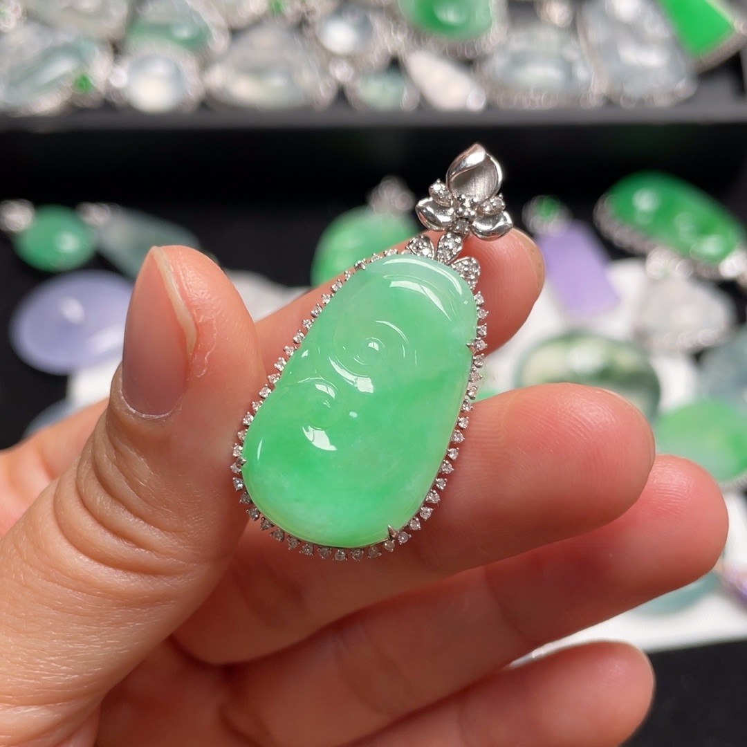 翡翠颈饰18K金镶嵌如意