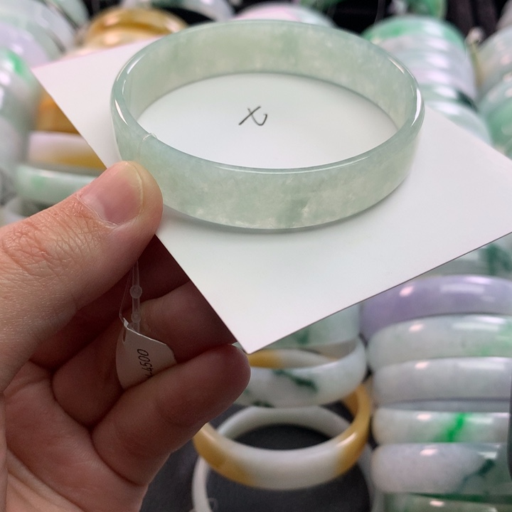 翡翠未镶嵌手镯公主