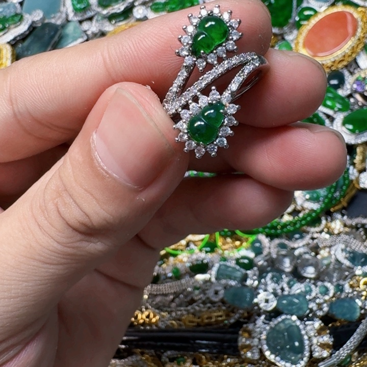 翡翠未镶嵌颈饰天然A货翡翠放漏