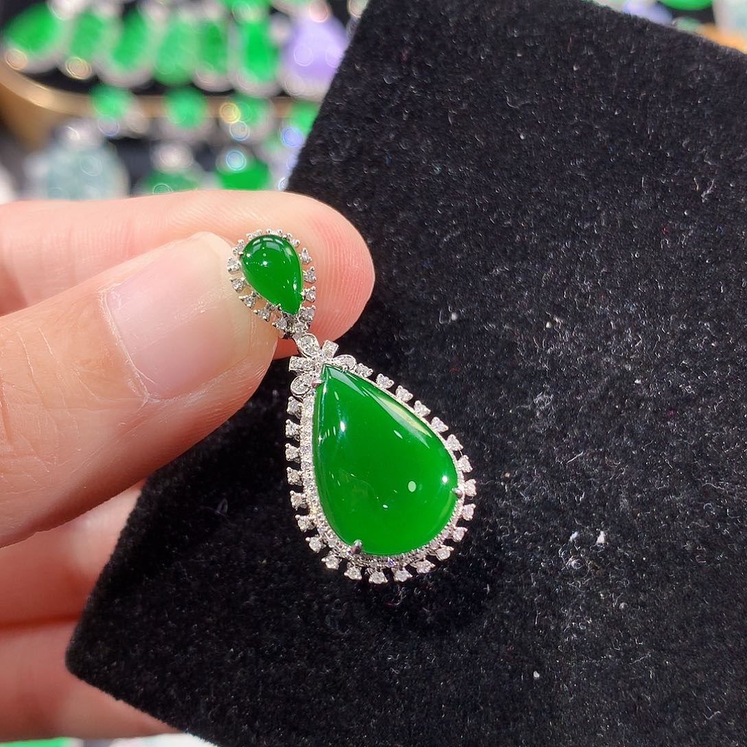 翡翠18K金镶嵌颈饰