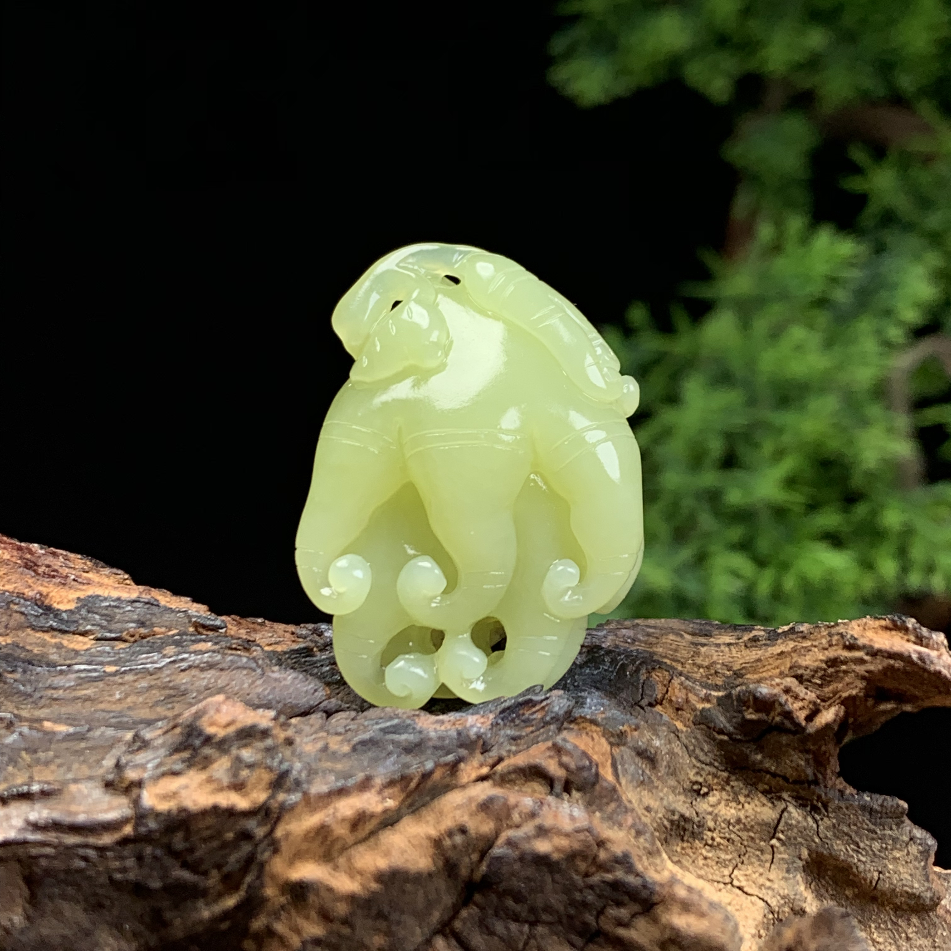 天然新疆和田玉黄口料佛手瓜吊坠尺寸38*27*18重量22克