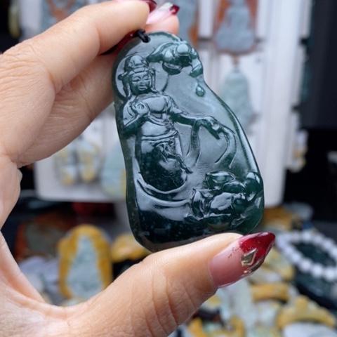 翡翠颈饰未镶嵌翡翠