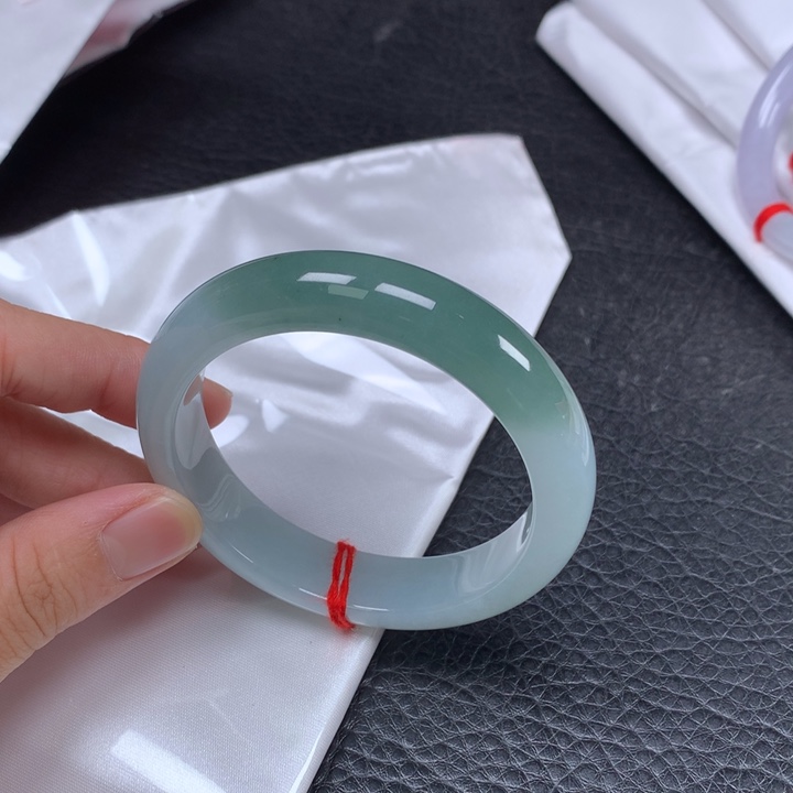 冰****翡翠未镶嵌手镯  