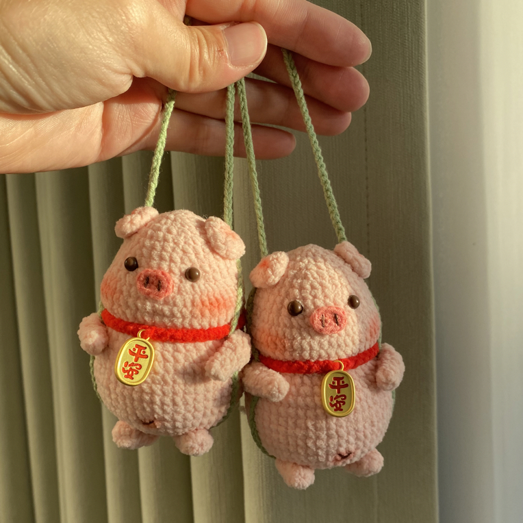 【成品】手工钩织秋千猪车挂毛线钩织车载荡秋千小猪钥匙扣汽车挂饰