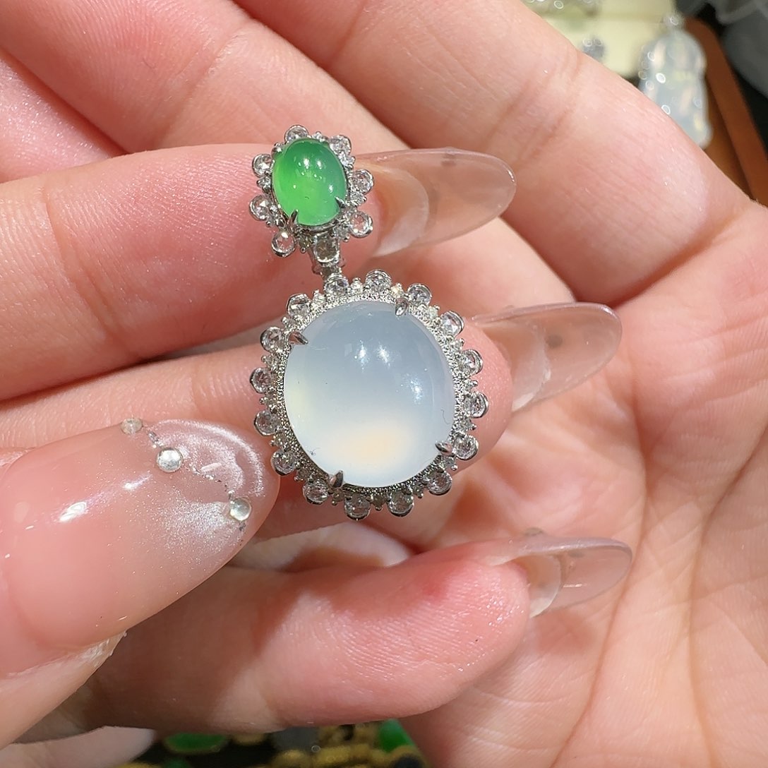 【闪购商品】颈饰18K金镶嵌翡翠