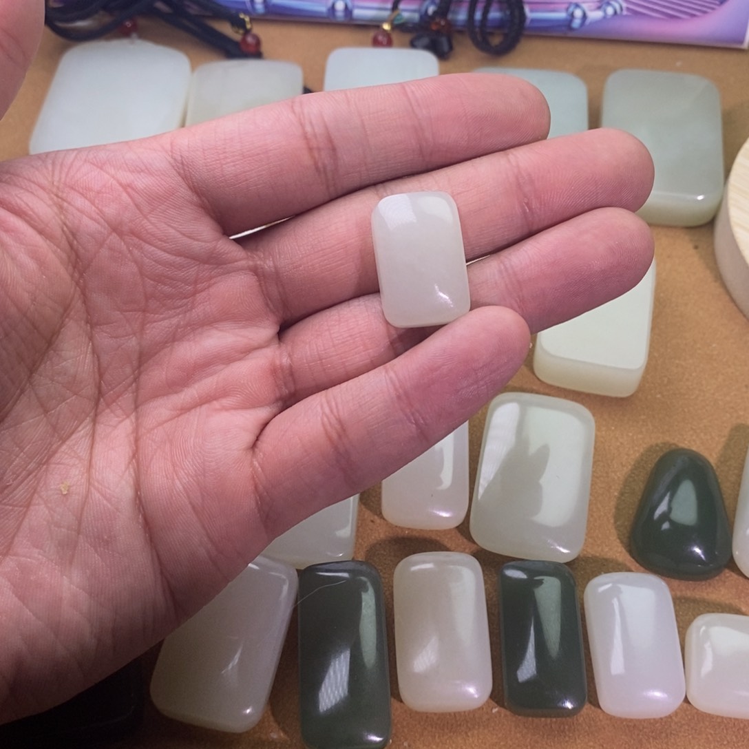 和田玉颈饰未镶嵌微瑕有包容