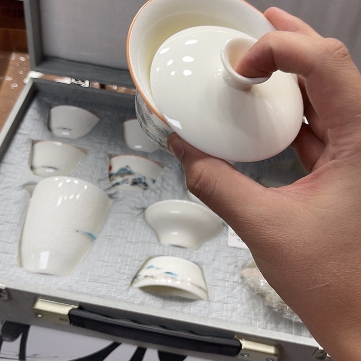 孤品茶具套装等。        